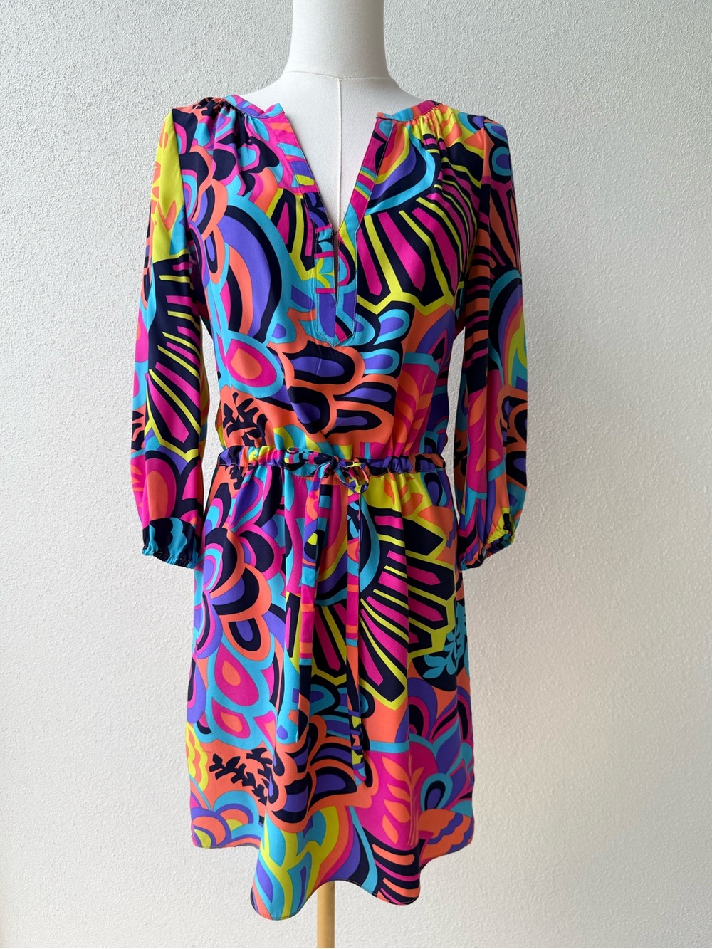 Alice & Trixie 100% silk Mini Dress, XS, so flattering! VIBRANT COLORS!